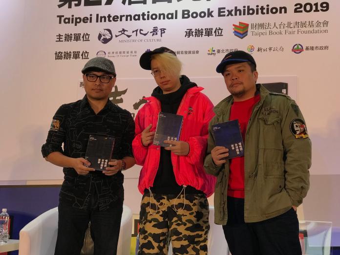 台北國際書展今（13）日稍早舉辦《嘻哈囝》跨廠牌幕後推手座談會，匯集老中青J.Wu（左起）、剃刀蔣、迪拉三位音樂人暢談台灣「嘻哈囝」們的過去與當代榮景。（圖／記者許維寧攝）