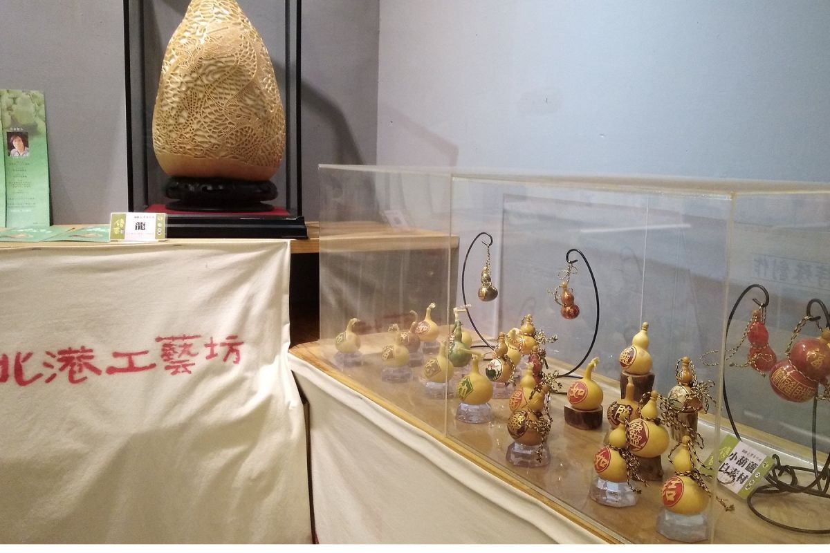 ▲葫蘆雕刻大師江宗慶，葫蘆情創作個展，即日起至二月底於北港工藝坊展覽。（圖／記者洪佳伶攝，2019.02.13）