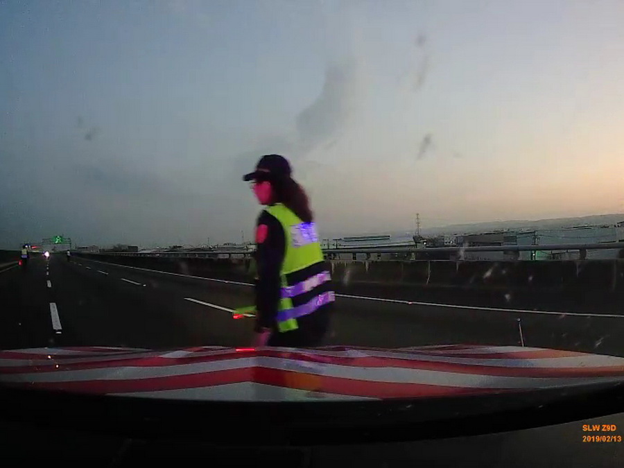 ▲一輛白牌機車從國道3號南向竹山交流道逆向往北行駛，國道警察第七大隊出動8輛巡邏車，分3個攔截點攔截，仍被闖關。（圖／國道七隊提供）