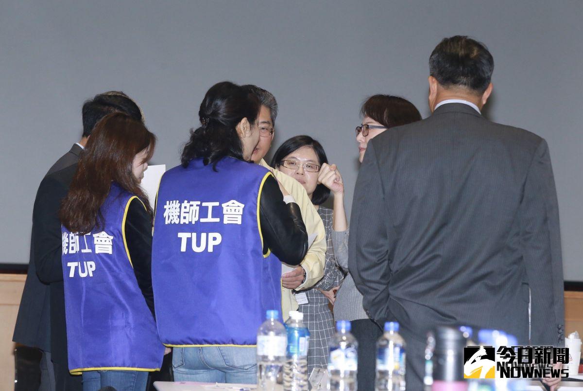 ▲華航與機師工會今（ 14 ）日進行第 4 次協商，針對第 2 項訴求「副駕駛升訓制度透明化及保障國籍機師工作權」，經過 2 小時討論後達成共識。（圖／記者葉政勳攝, 2019.02.14）