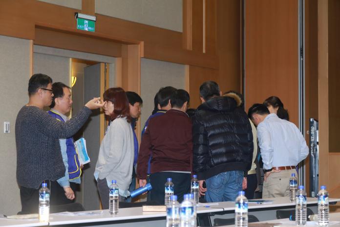 ▲華航與機師工會第 3 條訴求歧見甚大，下午協商不到 20 分就再度休息，機師工會成員討論逾 1 小時仍未現身。（圖／記者葉政勳攝, 2019.02.14）