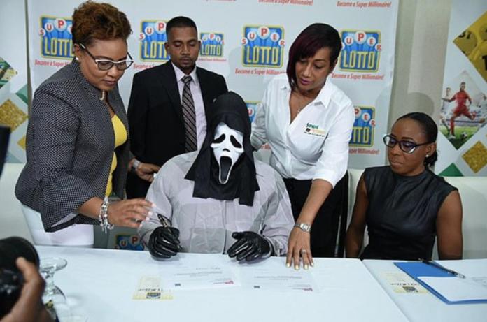 牙買加一名彩券得主，戴著電影《驚聲尖叫》中的兇手面具，出面領獎。（圖／翻攝網路）