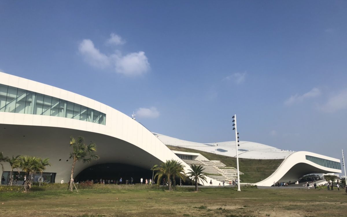 ▲高雄衛武營國家藝術文化中心緊鄰都會公園，周邊景觀宅房價僅1字頭。（圖／NOWnews資料照）