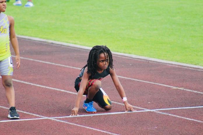 7歲的小魯道夫以13.48秒就完100公尺，其他同跑的小孩被遠遠拋在腦後。（圖／翻攝網路）