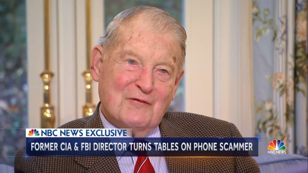 ▲前 FBI 和 CIA 局長威廉·韋伯斯特接到詐騙電話，一秒就拆穿。（圖／翻攝自 NBC）