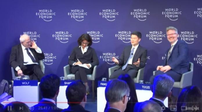 中國大陸證監會副主席方星海（右二）在世界經濟論壇上，評論西方國家的民主出現了「很大問題」，需要進行「政治改革」，全場立刻爆出笑聲。（圖／翻攝YouTube影片）
