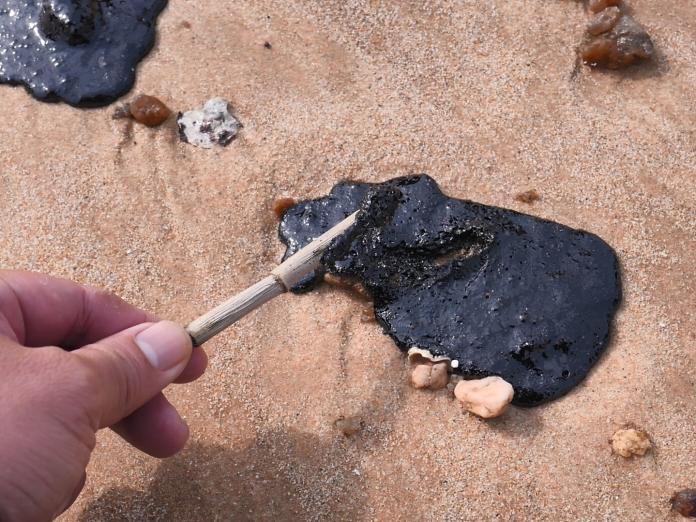 金門海灘遭廢油汙染　不排除是大陸船偷排入海
