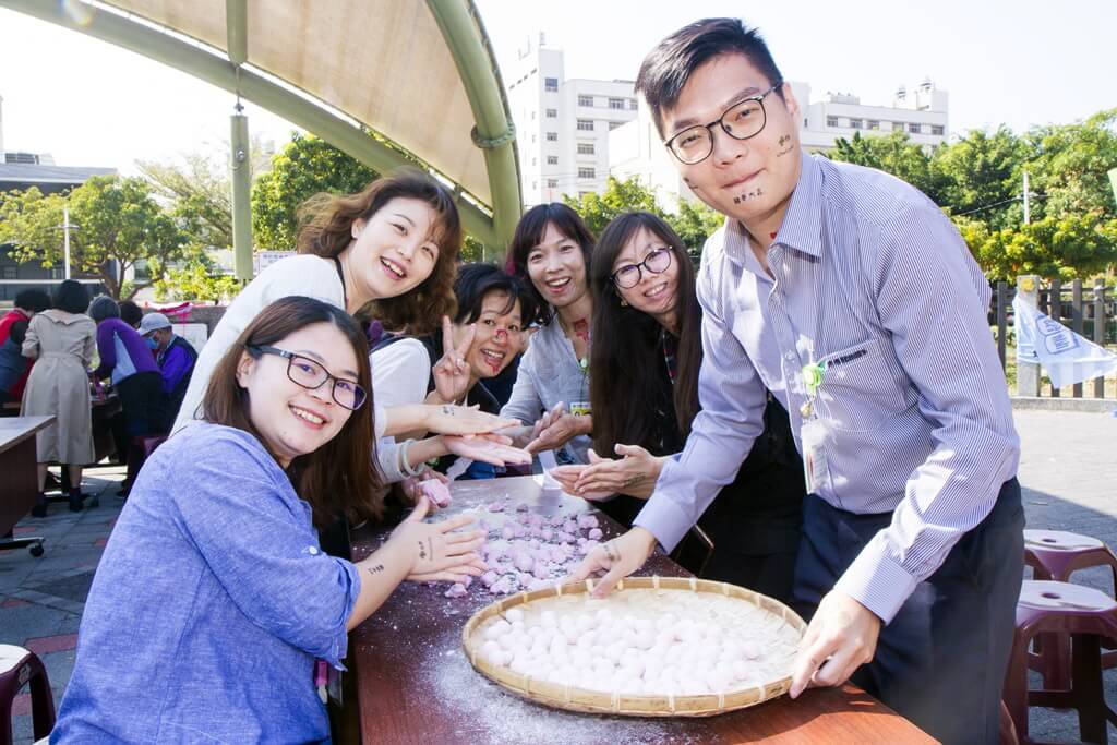 ▲彰化秀傳紀念醫院舉辦「秀傳與您慶元宵˙大伙來搓湯圓」活動，近百人分組參加搖元宵競賽，現場趣味十足，現場洋溢著濃濃的元宵味。（圖／記者陳雅芳攝，2019.02.14）