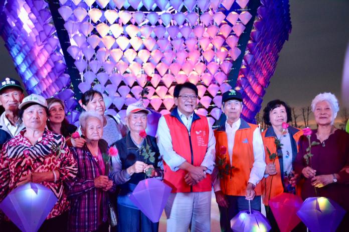▲屏東縣長潘孟安和參與共同加工製作「萬歲好鑽」燈飾的長者們合影。（圖／屏縣府提供）