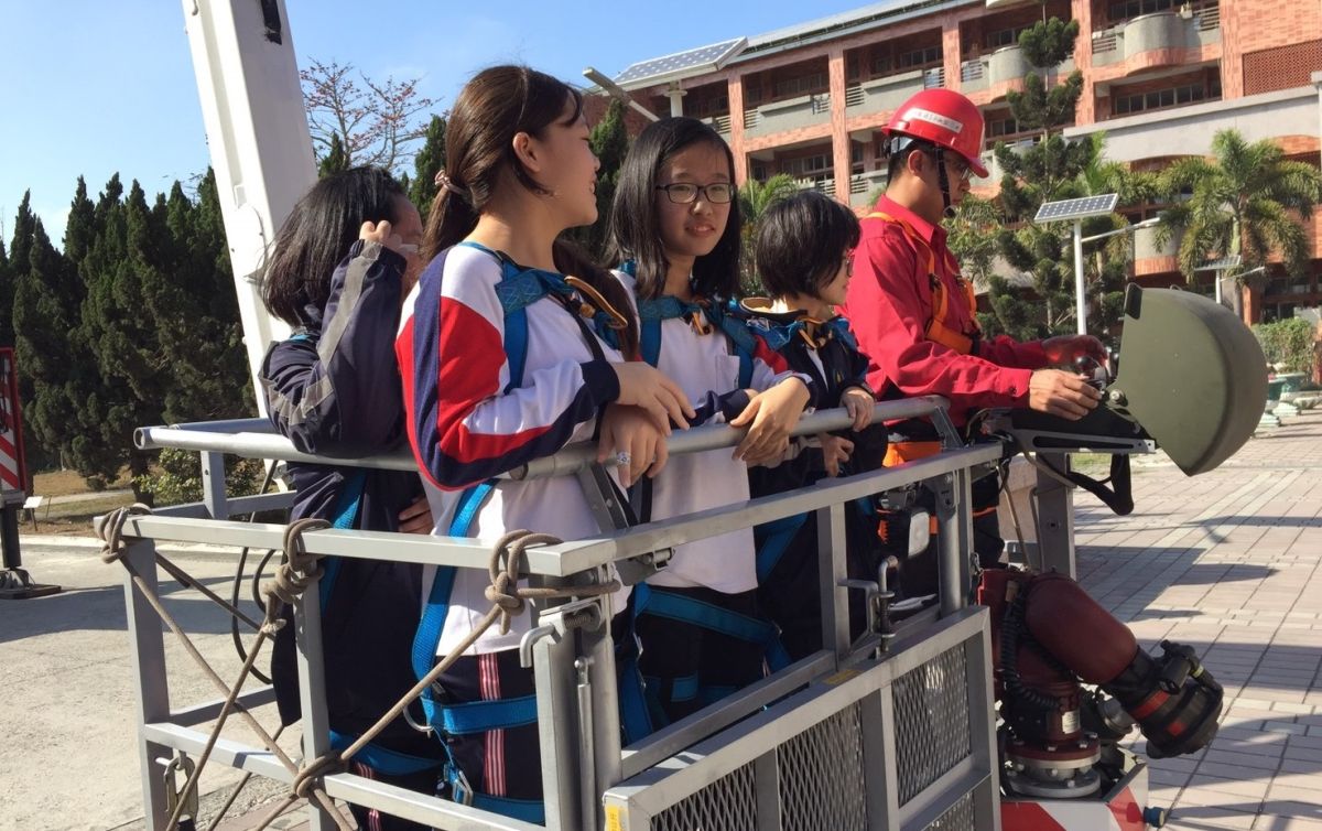 ▲同學們體驗「巔峰戰士」雲梯車待救方法。（圖／記者蘇榮泉攝，2019.02.14）