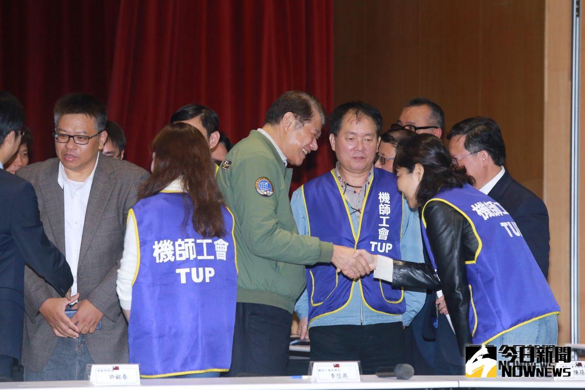 ▲華航與機師工會今（ 14 ）日晚間簽署團體協約，未來工會三年半不得提起罷工，交通部也證實，團協沒有禁搭便車條款。（圖／記者葉政勳攝, 2019.02.14）