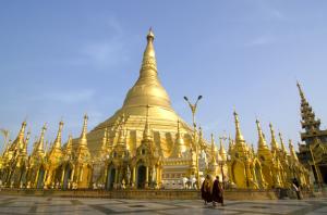 ▲「仰光」曾是昔日的緬甸首都，市區內保有不少金碧輝煌的佛塔。(圖片由Booking.com提供)