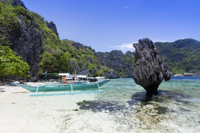 ▲菲律賓的「愛妮島」由壯麗峭壁與純淨海水交織而成。旅客可以參加一日跳島行程，與來自世界各地的旅客一同玩遍著名的大小潟湖、神秘海灘。(圖片由Booking.com提供)