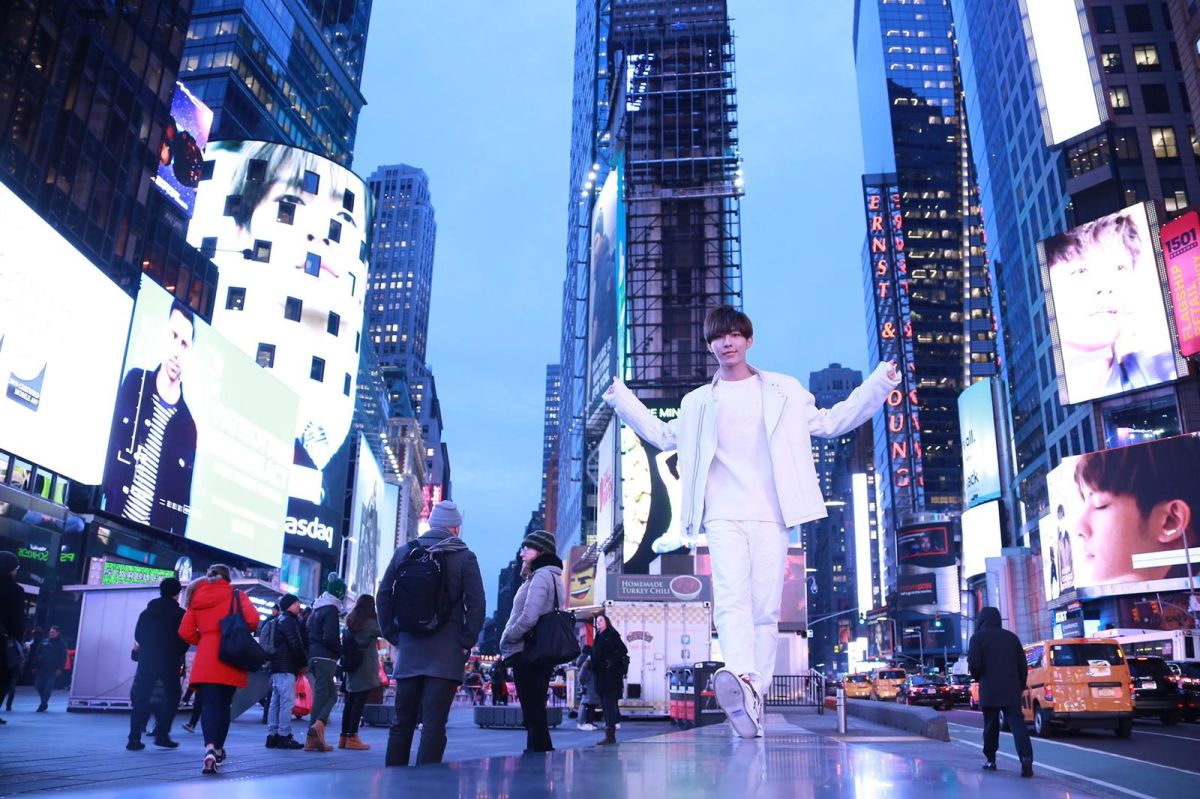 ▲炎亞綸赴紐約參加時裝週，大嗑生蠔、龍蝦。（圖／華研國際提供, 2019.02.15）
