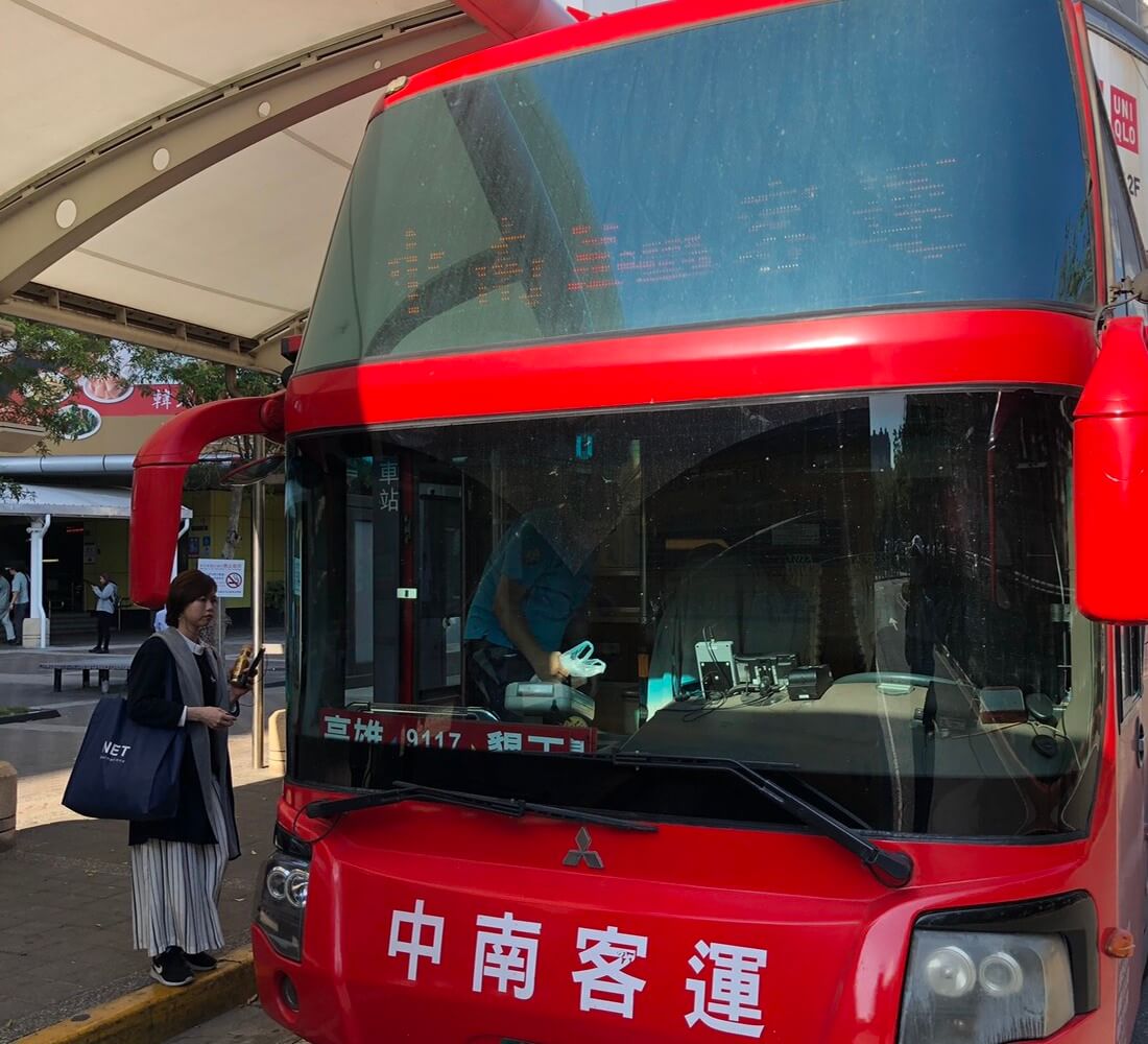 ▲2019台灣燈會在屏東，交通部公路總局高雄市區監理所增闢高鐵左營站直達屏東大鵬灣的公路客運臨時路線，讓民眾輕鬆賞燈趣。(圖／記者黃守作攝，2019.02.15)
