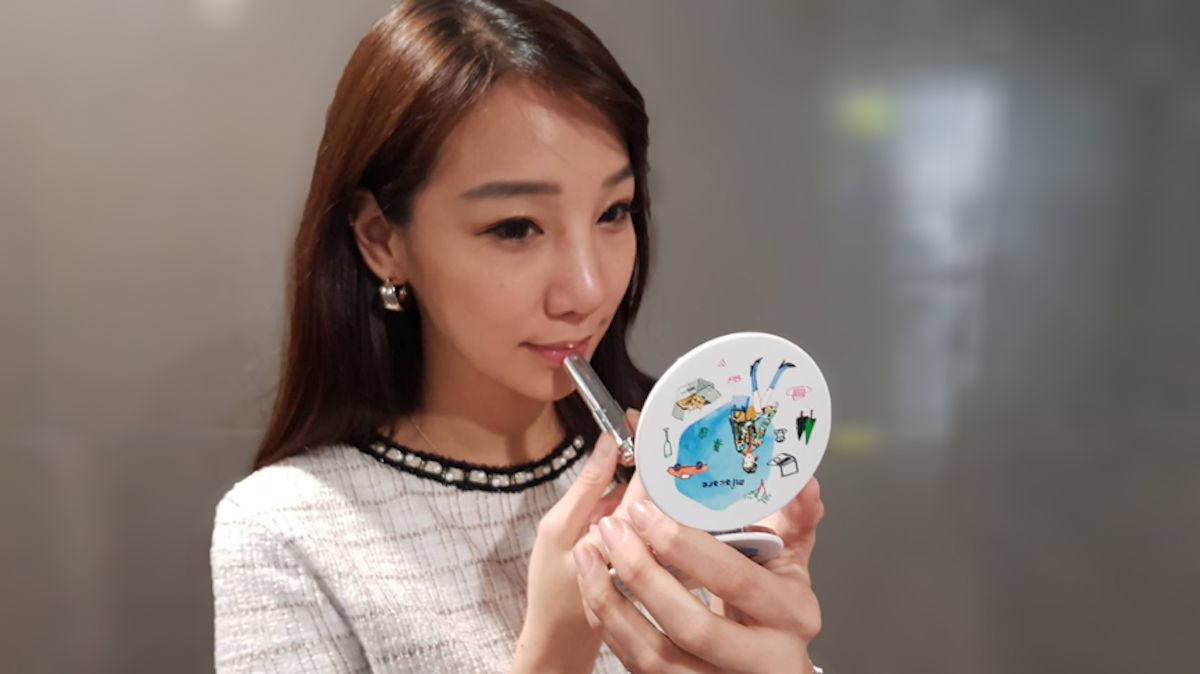 ▲美若康聯合設計師Kellykiwi，推出有設計繪圖的隨身化妝小圓鏡。（圖/NOWnews資料照）