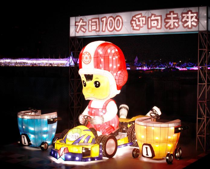 ▲2019台灣燈會即將開跑，大同寶寶今年以賽車創意花燈亮相，遊客可以進入電鍋夢幻跑車裡面拍照。（圖／大同提供）
