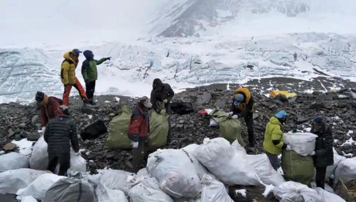 由於垃圾實在太多，中國大陸政府宣布，將無限期關閉聖母峰核心景區。（圖／翻攝網路）