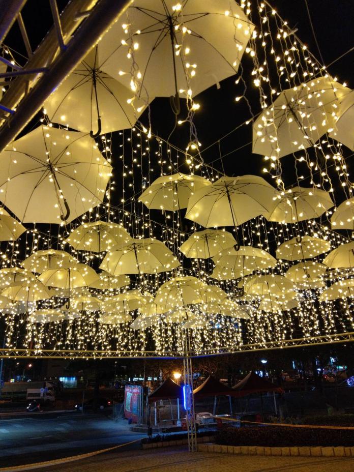 中台灣元宵燈會迎賓門　「落雨光廊」璀璨驚艷超吸睛
