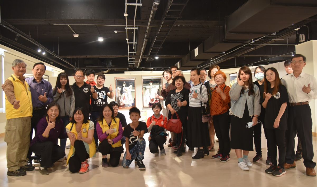 ▲布袋戲偶特展，傳家之寶與展出團隊。（圖／記者蘇榮泉攝，2019.02.16）