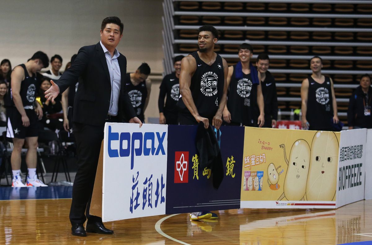 ▲第16季SBL超級明星對抗賽，黑武士總教練吳俊雄搞笑脫序演出。（圖／籃協提供）