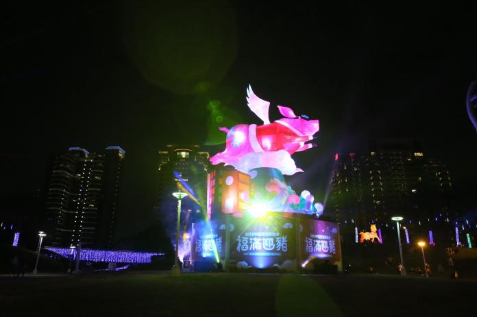 中台灣元宵燈會「御天飛行豬」主燈 視覺聽覺饗宴