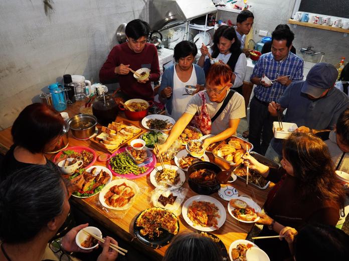 ▲文化局代理局長王文翠與住戶餐敍，住戶們帶著自家料理的家常菜歡喜共享。（圖／高市文化局提供）