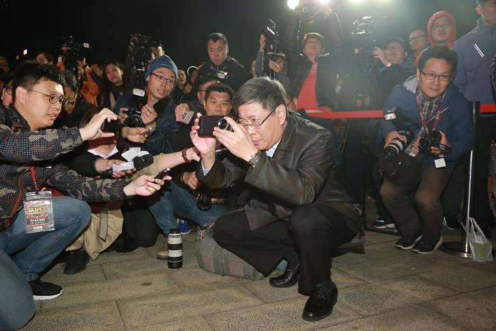 ▲上海台辦主任李文輝在上海燈區等候點燈，不時拿出手機對著上海燈區的燈飾不斷拍照，顯得相當興奮。 （圖 / 記者葉政勳攝2019.2.16）