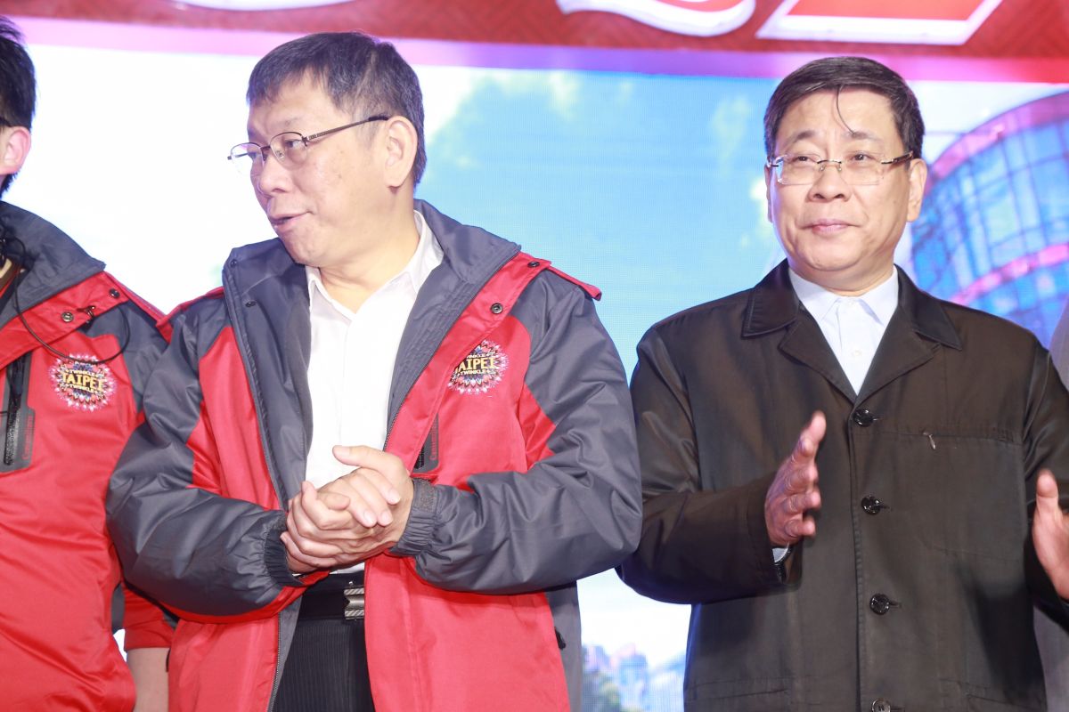 ▲台北市長柯文哲與上海台辦主任李文輝，共同主持上海區的點燈儀式，但兩人猶如陌生人，台上沒交集、下台後又各自快閃。 (圖 / 記者葉政勳攝2019.2.16)