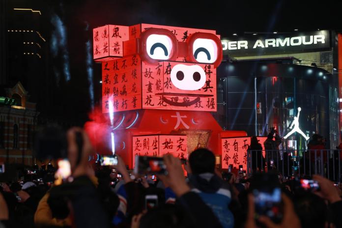 ▲2019台北燈節的主角為三層樓高的「豬寶」，以550萬畫素LED螢幕組合而成。（圖／記者葉政勳攝）