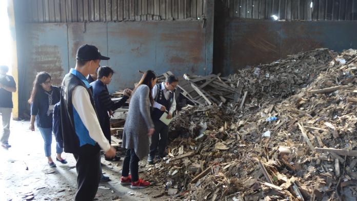 檢察官勘驗摻雜大量含氯之廢木材堆置場。（圖／環保署提供）