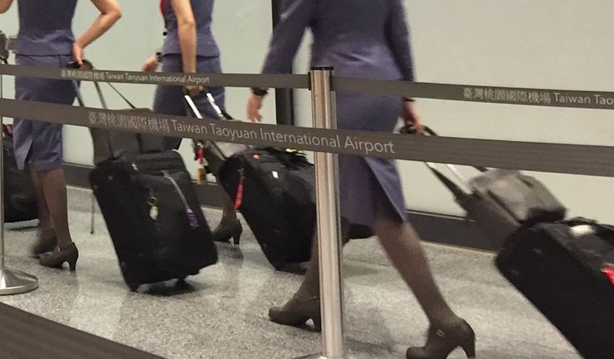 ▲空服員的工作看似光鮮亮麗，令人嚮往，背後卻有許多不為人知的辛苦之處。圖中人物與新聞無關。（示意圖／中央社資料圖片）