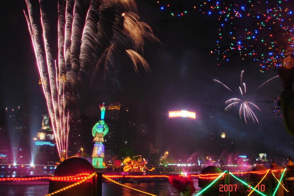 ▲網友PO出12年前高雄燈會照片，讓不少人好懷念。（圖／取自高雄點臉書粉絲專頁）