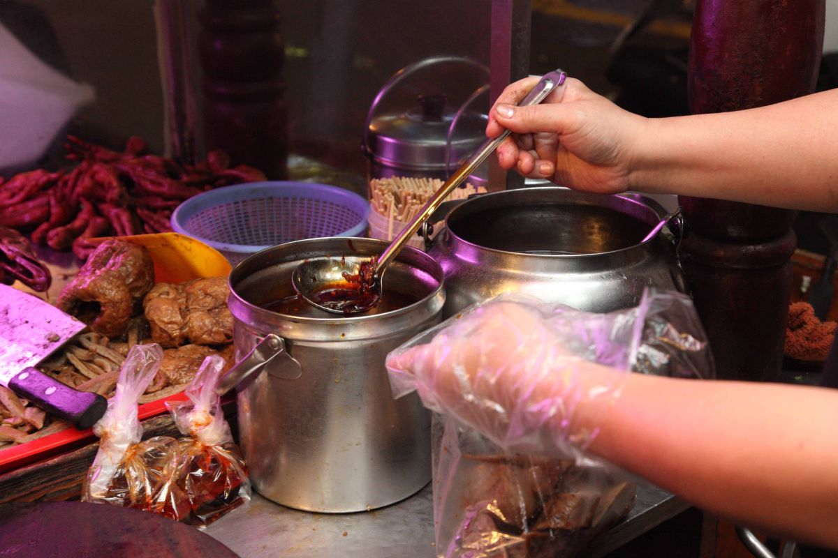 醬油為國人基本民生必需品，不論煨、滷、燜、燒、炒等，都會使用醬油，年銷售值達新台幣53億元。（圖／NOWnews）