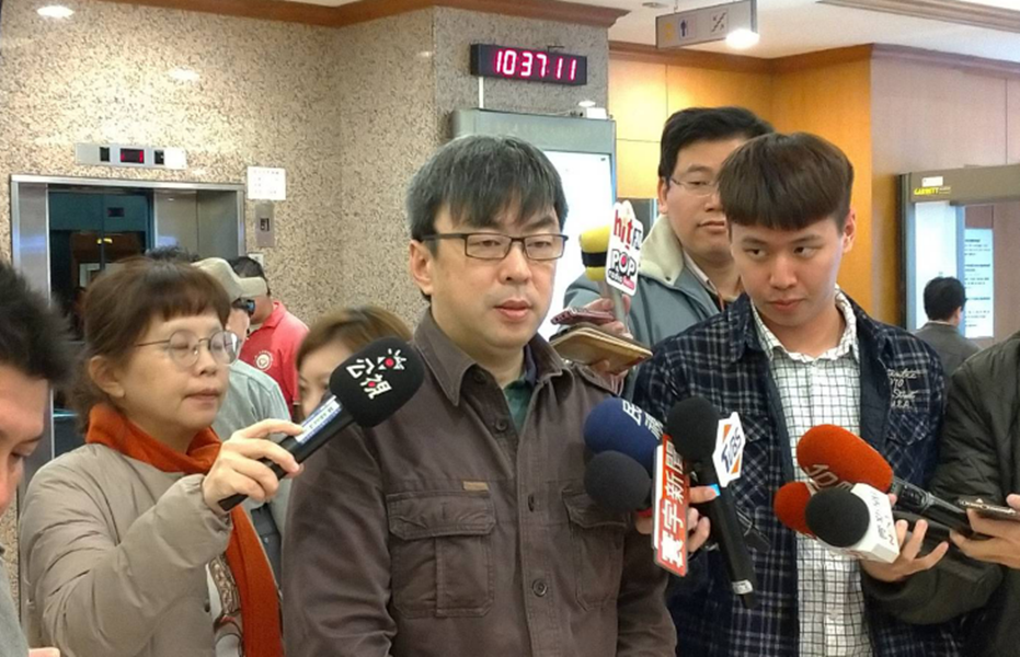 ▲ 民進黨立委段宜康日前才批高雄燈會像聯合奠禮，並呼籲大家「替韓市長的創意拍拍手」，結果事後馬上被螃蟹咬傷。（圖／新頭殼）