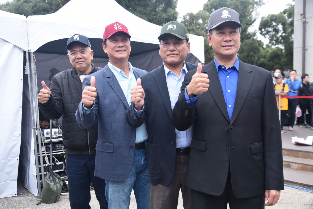 中職四大天王涂鴻欽、黃平洋、謝長亨、陳義信合體。（記者林柏年攝）