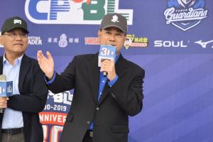 「假日飛刀手」現身美國！陳義信教士主場開球　台灣日超吸睛
