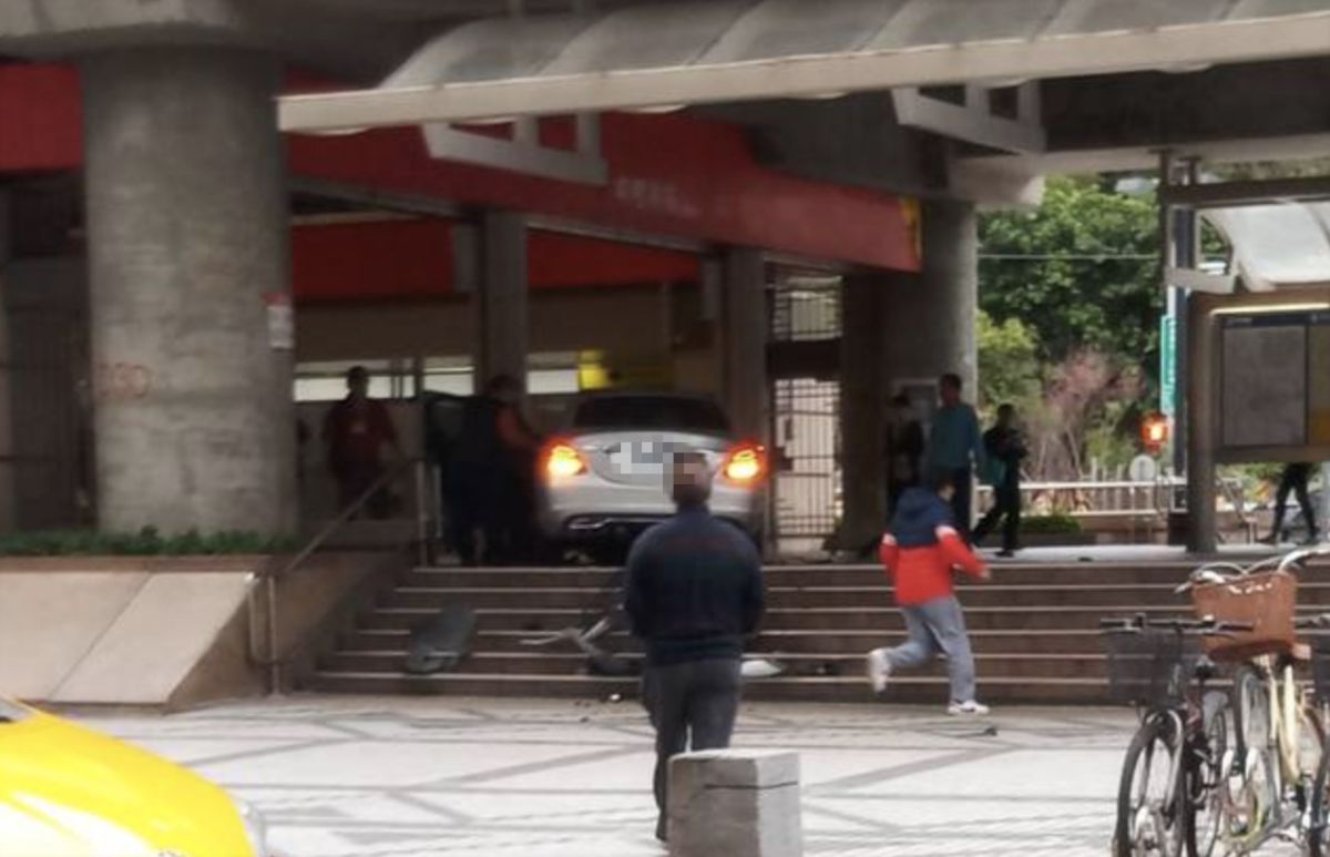 ▲畫面曝光！賓士離奇「爬樓梯」衝撞捷運站，駕駛高齡 93 歲。（圖／翻攝自「台北之北投幫」臉書）