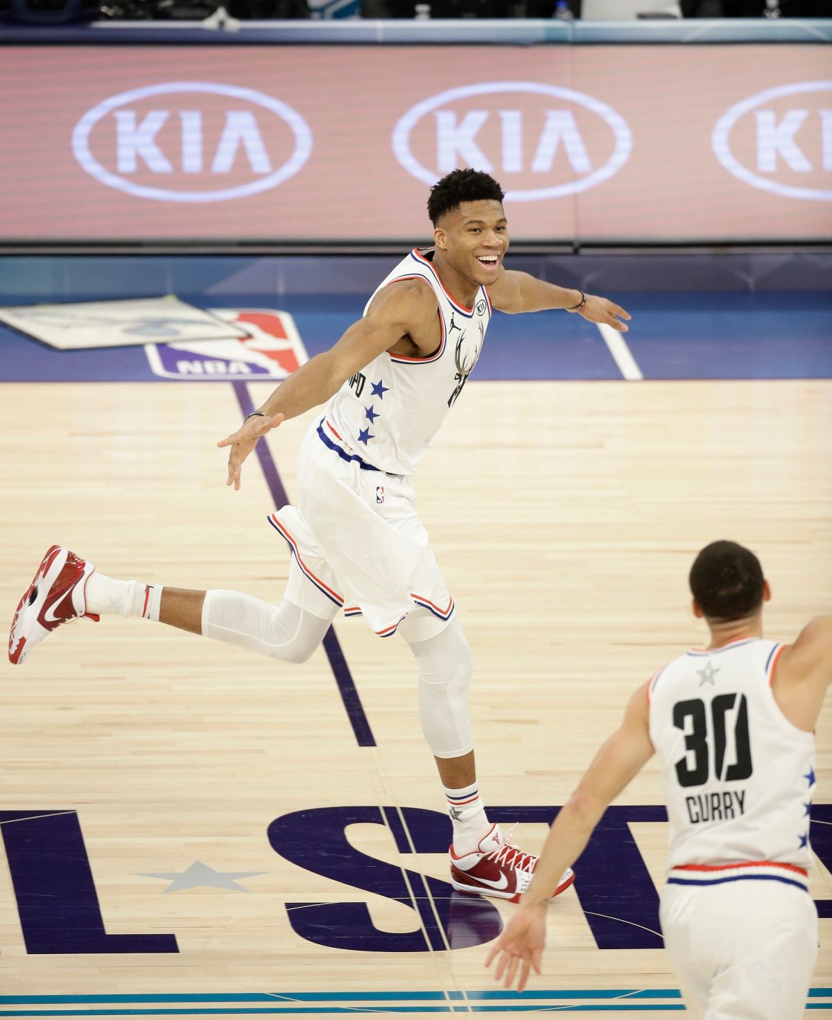 Giannis Antetokounmpo完成誇張暴扣。（圖／美聯社／達志影像）