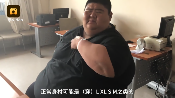 ▲被封為「中國第一胖」的山東濟南20歲年輕小夥子王浩楠，身高181公分，體重卻重達334公斤。 (圖 / 翻攝自梨視頻)
