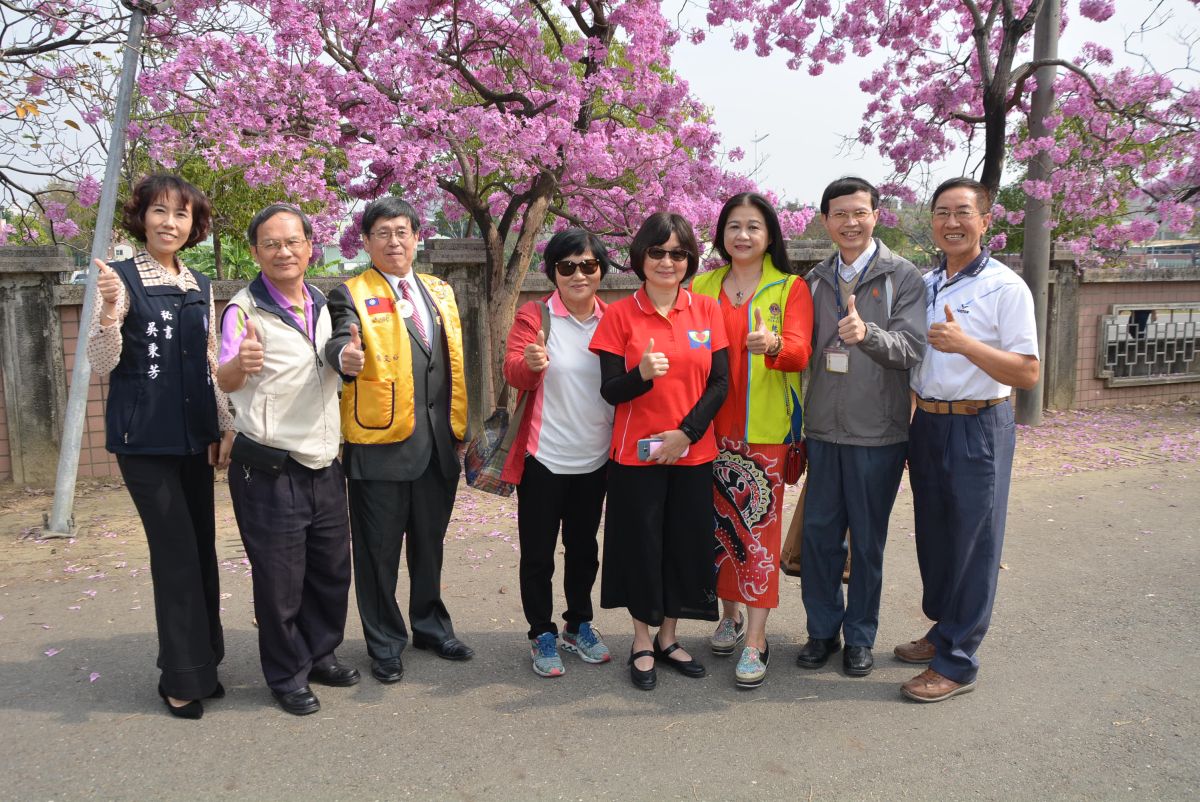 ▲嘉特許碧雲校長邀請來賓於花下留影。（圖／記者郭政隆攝影2019.2.18）