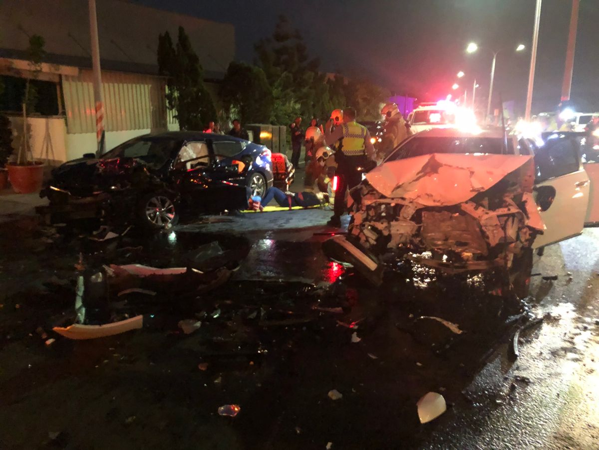 ▲衝撞力道相當猛烈，兩車車頭幾乎全毀，男童母親一度受困車內。（圖／記者陳聖璋翻攝）