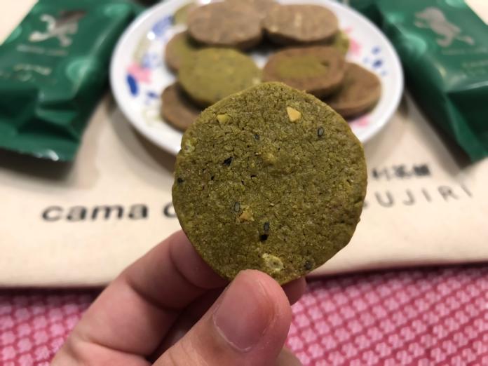 ▲辻利茶舖攜手cama café推出的手作餅乾，吃起來甜而不膩，完美融合抹茶與咖啡的風味。（圖／記者彭夢竺攝）