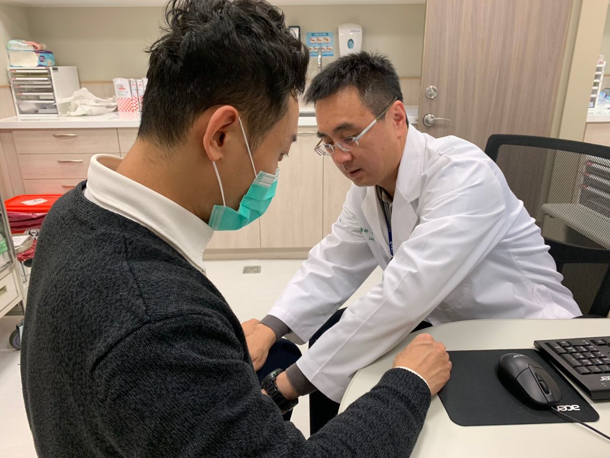 ▲竹科男罹患俗稱「墜腸」的疝氣羞於就醫忍痛兩年，經中醫大新竹附醫施以腹腔鏡全腹膜外疝氣手術修補，迅速治癒。（圖／中醫大新竹附醫提供）