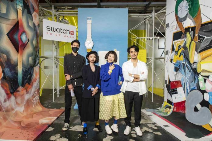 ▲塗鴉藝術家DEBE（左起）、Lu妹、Lulu、郭彥甫創作專屬巨型手錶。（圖／Swatch提供）