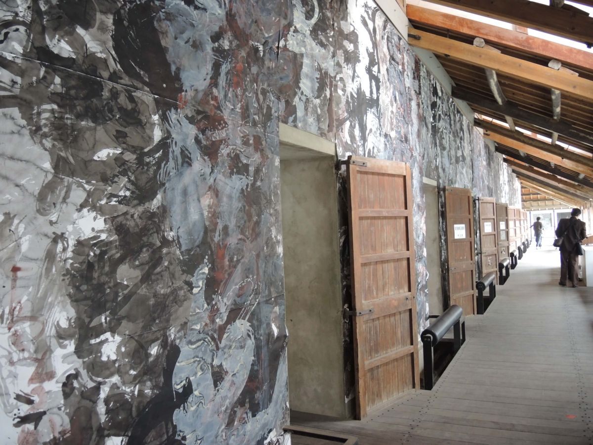 ▲日本福岡教育大學美術教育小原俊樹教授提供1件32公尺長的巨幅創作。（圖／記者陳雅芳攝，2019.02.18）