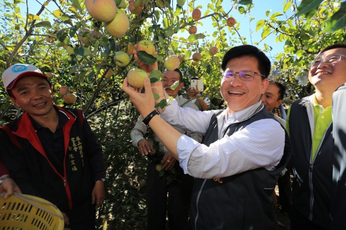 ▲部分物流業者取消假日服務，讓農民擔心影響蔬果運銷，林佳龍表示，交通部已協調 4 家物流公司協助農民運銷，預計 23 日前會全數跟進。（圖／翻攝自林佳龍臉書）