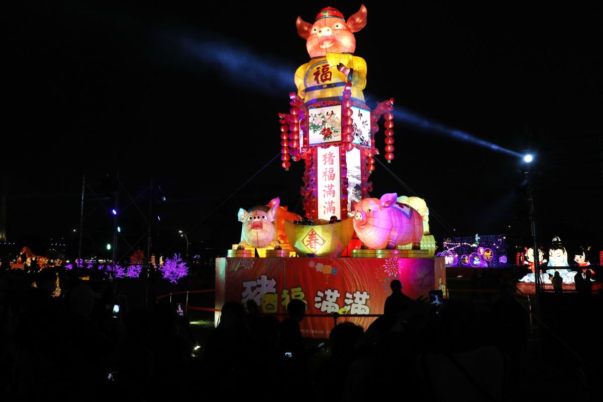 ▲新北祈福燈會主燈「五福臨門 豬事大吉」由國寶級燈藝大師林健兒操刀。（圖／記者蔡琇惠攝，2019.02.18）