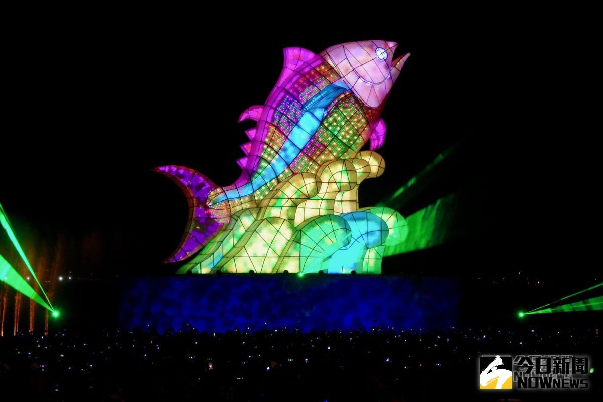 ▲2019 台灣燈會主燈「巨鮪來富」以黑鮪魚取代傳統生肖，象徵「年年有餘、富貴屏安」。（圖／記者陳致宇攝, 2019.02,18）