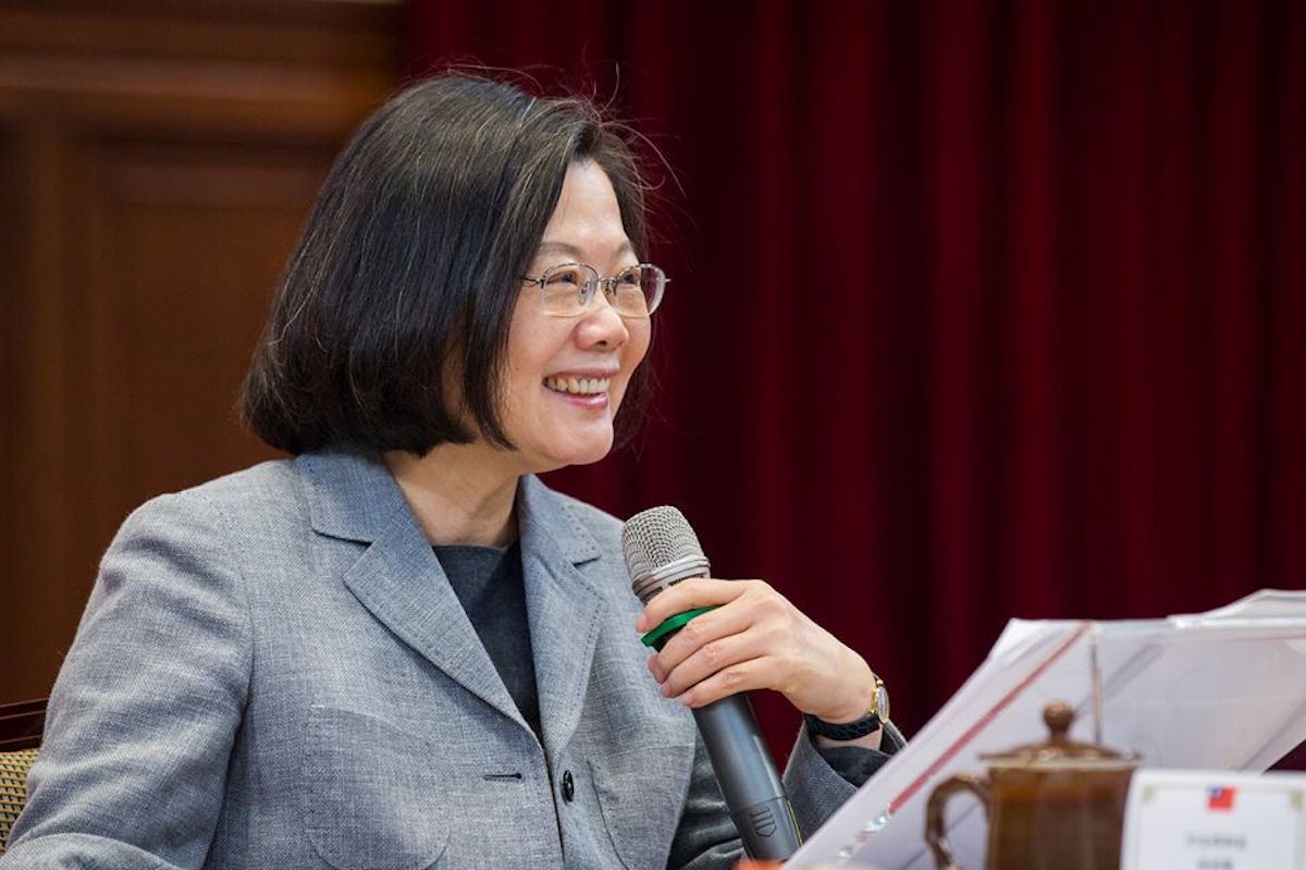 ▲國立嘉義高中在本月開學考的高二英文試題中，驚傳侮辱總統蔡英文的爭議？（圖／翻攝自蔡英文臉書）